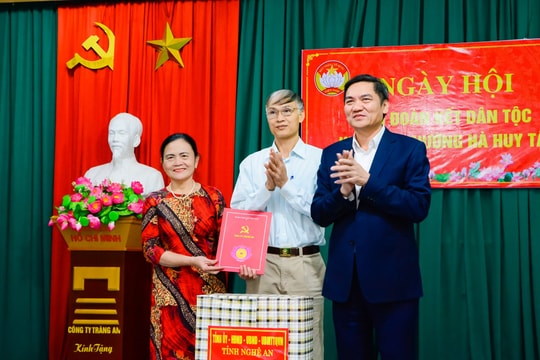 Phó Bí thư Tỉnh ủy Hoàng Nghĩa Hiếu chung vui Ngày hội Đại đoàn kết với nhân dân khối 16, phường Hà Huy Tập (TP. Vinh)