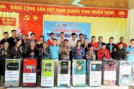 Hội Chữ thập đỏ Nghệ An trao 10 máy lọc nước cho hộ nghèo ở huyện Nghĩa Đàn