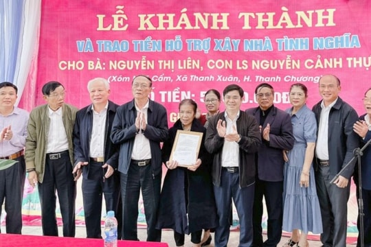 Trao 50 triệu đồng hỗ trợ xây dựng nhà tình nghĩa ở huyện Thanh Chương