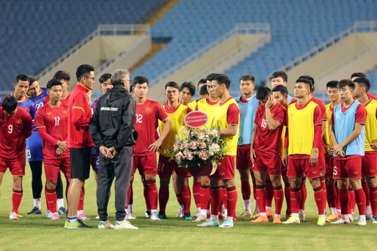 Quế Ngọc Hải và các đồng đội có hành động ý nghĩa trước trận đấu với Iraq