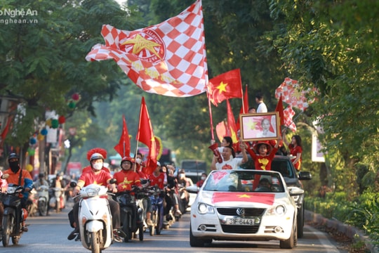 Cổ động viên diễu hành 'tiếp lửa' đội tuyển Việt Nam trước trận đấu gặp Iraq