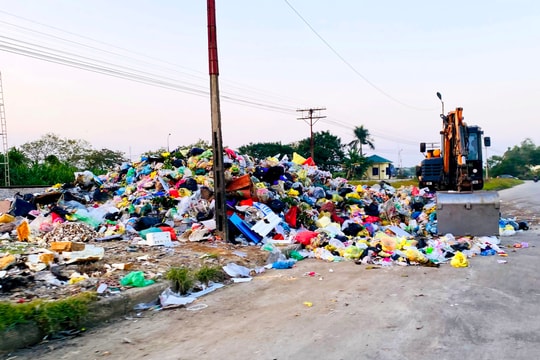 Tuyến đường giữa nội thành Vinh thường xuyên chịu cảnh ngập nước, rác thải