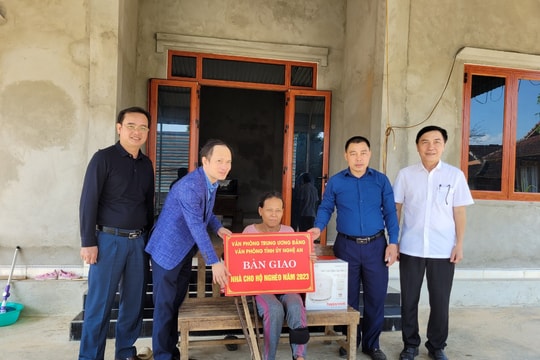 Văn phòng Tỉnh ủy bàn giao nhà ở cho hộ nghèo, người có khó khăn tại huyện Con Cuông