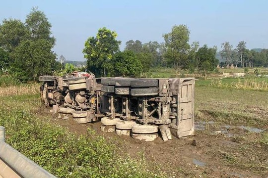 Tai nạn liên hoàn khiến đường N5 tắc nghẽn