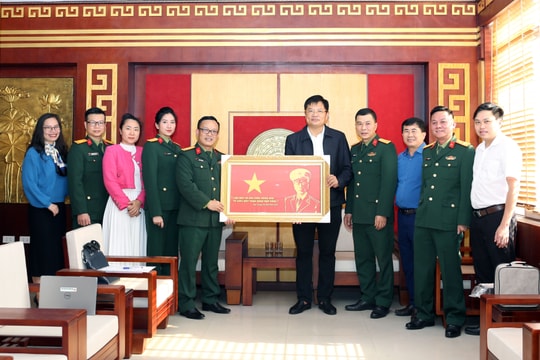 Đoàn công tác Báo Quân đội nhân dân thăm và làm việc với Báo Nghệ An