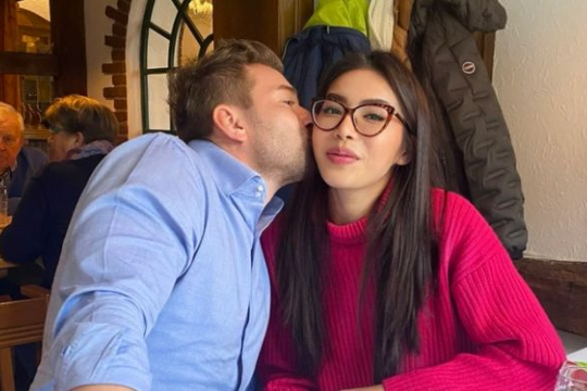 Siêu mẫu Minh Tú cầu hôn bạn trai người Đức sau 11 năm yêu 