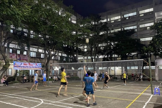 Tranh cãi việc ký túc xá cấm sinh viên nằm nệm