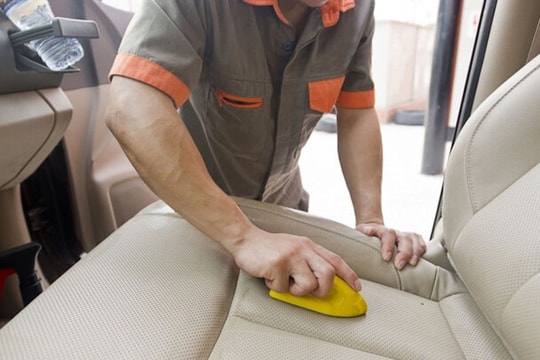 Mẹo làm sạch vết dầu trên nội thất ô tô