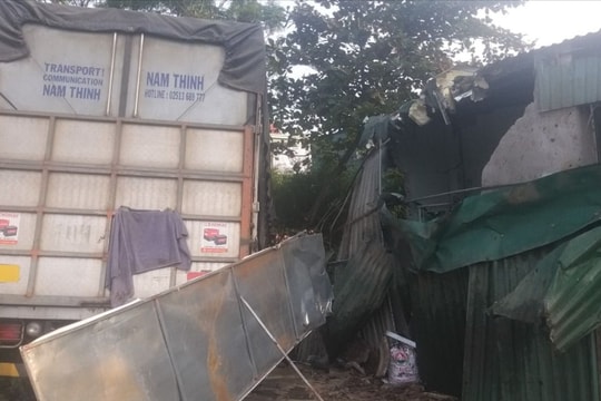 Xe tải mất lái tông sập nhà khiến cụ bà tử vong