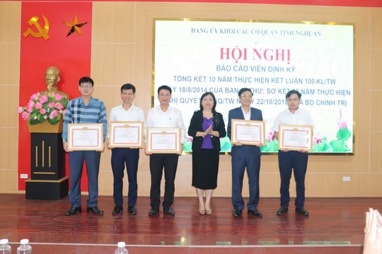 Khen thưởng các tập thể và cá nhân xuất sắc trong công tác bảo vệ nền tảng tư tưởng của Đảng 