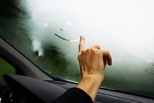 Cách xử lý khi kính ô tô bị mờ sương