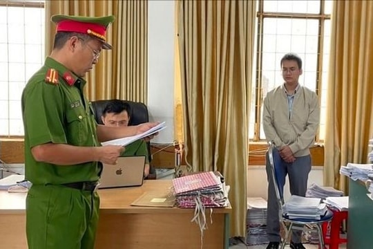 Nhận hối lộ hơn 2 tỉ đồng, nhân viên văn phòng đăng ký đất đai bị bắt