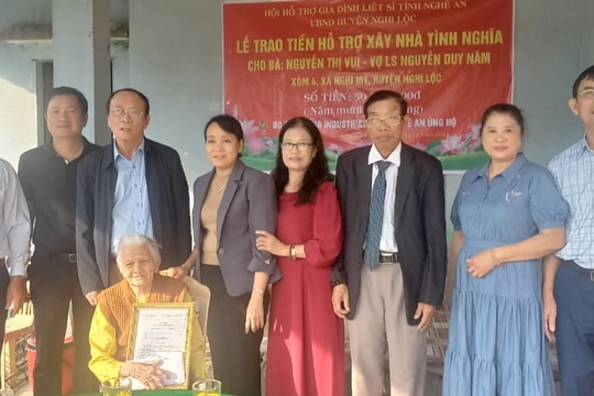 Trao 100 triệu đồng hỗ trợ xây nhà tình nghĩa cho thân nhân liệt sĩ ở huyện Nghi Lộc