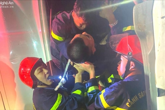 Giải cứu tài xế mắc kẹt trong cabin ô tô sau va chạm giao thông