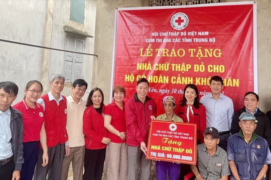 Hội Chữ thập đỏ cụm các tỉnh Trung Bộ tặng nhà Chữ thập đỏ cho hộ nghèo tại Nghệ An
