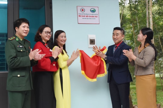 Hội Chữ thập đỏ Việt Nam bàn giao bếp ăn bán trú và tặng học bổng cho học sinh ở Anh Sơn 