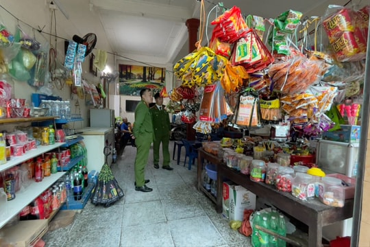 TP. Vinh thu giữ gần 5.000 sản phẩm bánh kẹo không rõ nguồn gốc, xuất xứ bày bán quanh trường học, chợ đầu mối
