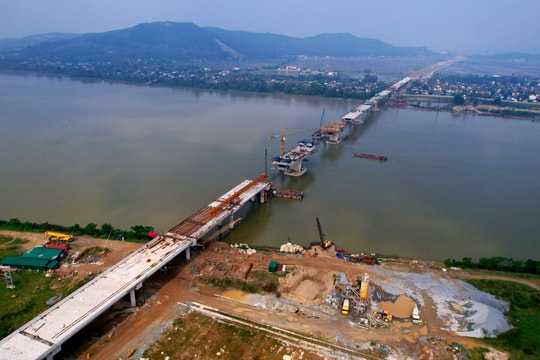 Dáng vóc cầu đường bộ vượt sông dài nhất tuyến cao tốc Bắc - Nam từ trên cao