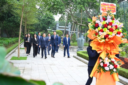 Đại sứ đặc mệnh toàn quyền Hàn Quốc tại Việt Nam dâng hoa tại Khu Di tích Quốc gia đặc biệt Kim Liên