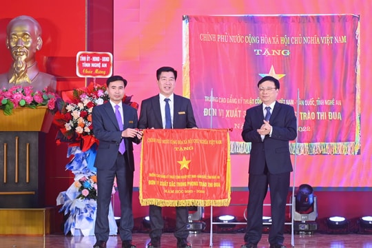 Trường Cao đẳng Kỹ thuật công nghiệp Việt Nam - Hàn Quốc đón nhận Cờ thi đua của Chính phủ