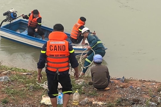 Tìm thấy thi thể người đàn ông nghi nhảy cầu Tràng Minh
