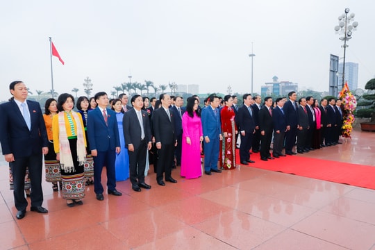 Đoàn đại biểu dự Kỳ họp thứ 17, HĐND tỉnh Nghệ An khóa XVIII dâng hoa tưởng niệm Chủ tịch Hồ Chí Minh