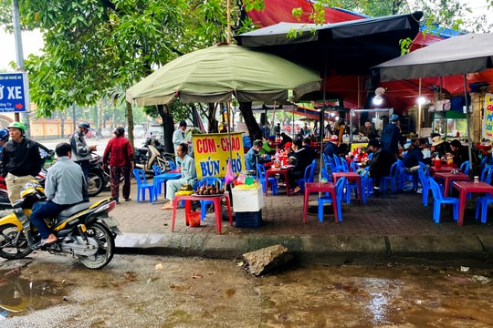 Vỉa hè các bệnh viện tại thành phố Vinh vẫn bị chiếm dụng tràn lan