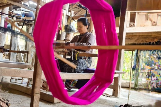 Phụ nữ Thái ở Kỳ Sơn xoay xở giữ nghề truyền thống