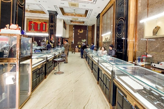 Giá vàng lập đỉnh mới, thị trường Nghệ An vẫn vắng lặng