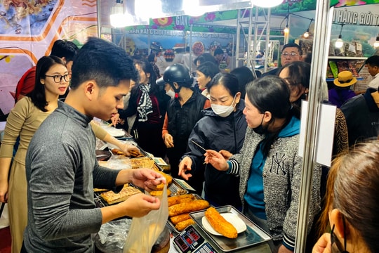 Mưa lạnh, hội chợ Công Thương vùng Bắc Trung Bộ - Nghệ An vẫn kín người