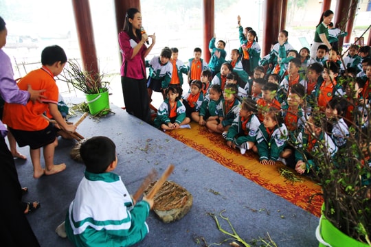 Học sinh thành phố Vinh hào hứng trải nghiệm làm giấy dó