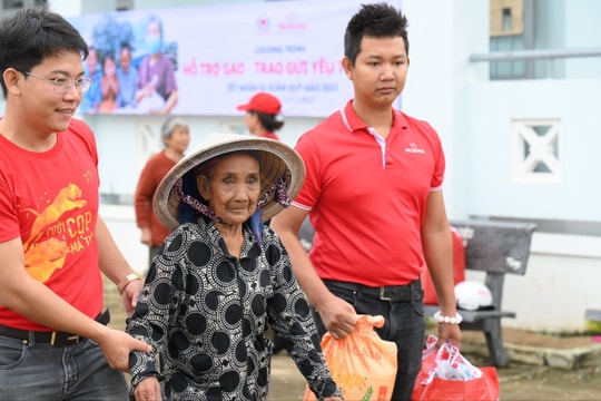 Hơn 1.500 khách hàng Prudential đóng góp gói an sinh tặng bà con nghèo tại Yên Bái và Sóc Trăng