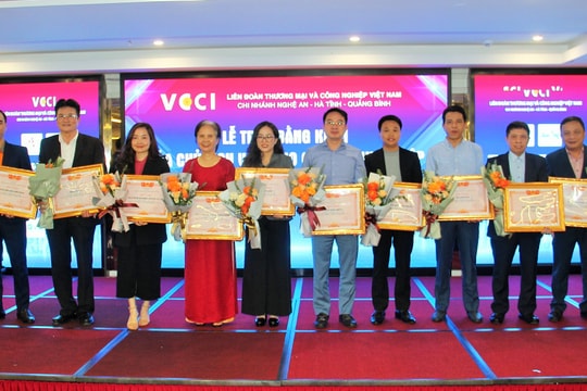10 doanh nghiệp Nghệ An nhận Bằng khen của Chủ tịch Liên đoàn Thương mại và Công nghiệp Việt Nam