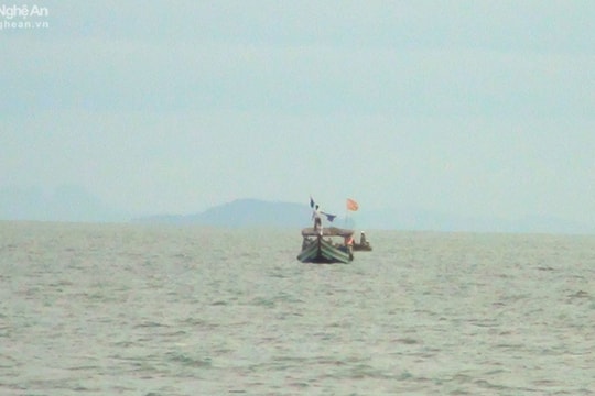 Tàu cá bị chìm trên biển, các thuyền viên được ứng cứu an toàn