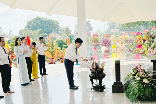 Đoàn công tác tỉnh Nghệ An dâng hương, tưởng niệm 94 năm ngày mất Cụ Phó bảng Nguyễn Sinh Sắc 