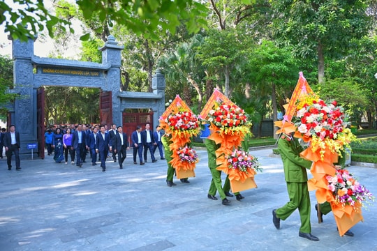 Đoàn đại biểu 3 tỉnh Nghệ An, Thanh Hóa, Hà Tĩnh dâng hương tại Khu Di tích Quốc gia đặc biệt Kim Liên