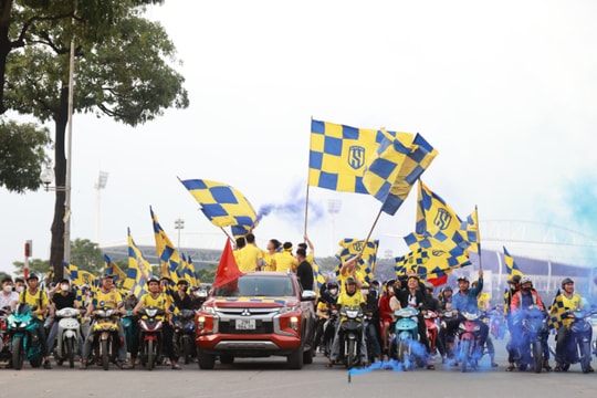 Hàng trăm cổ động viên Sông Lam Nghệ An diễu hành trước trận gặp Hà Nội FC