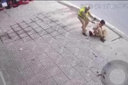 Kiểm tra nồng độ cồn, cảnh sát giao thông bị nam thanh niên lao xe vào người