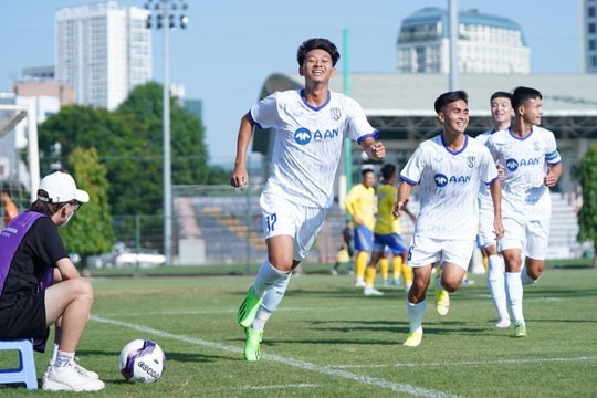 Cựu cầu thủ Sông Lam Nghệ An bỗng đổ gục xuống sân bất động khi đang đá giải phong trào ở Nhật Bản