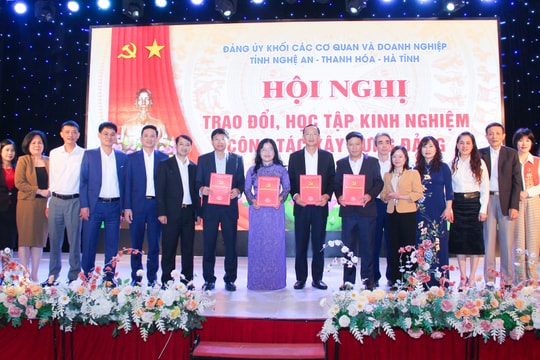 Trao đổi kinh nghiệm về công tác xây dựng Đảng trong Đảng uỷ Khối Các cơ quan và doanh nghiệp thuộc 3 tỉnh Nghệ An, Thanh Hoá, Hà Tĩnh