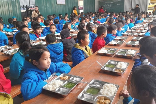 Những bữa ăn ân tình cho trẻ vùng cao Nghệ An