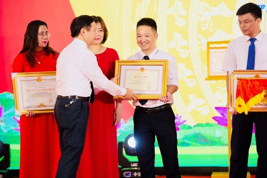 Hàng nghìn nhà giáo ở Nghệ An được tặng Bằng khen nhưng vẫn chưa được nhận tiền thưởng?