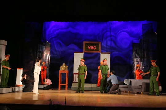 Trung tâm Nghệ thuật truyền thống tỉnh công diễn vở kịch 'Không gục ngã'