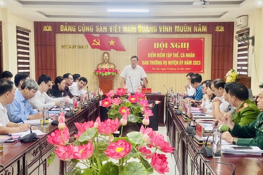 Các đồng chí lãnh đạo tỉnh dự Hội nghị kiểm điểm cá nhân, tập thể Ban Thường vụ các huyện Thanh Chương, Anh Sơn, Tân Kỳ