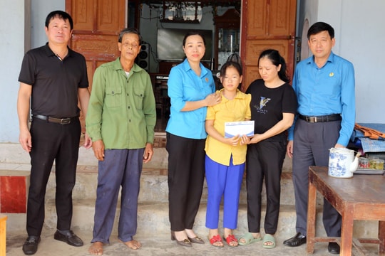 Đoàn công tác Liên đoàn Lao động tỉnh Nghệ An, Tạp chí Lao động & Công đoàn thăm, hỗ trợ gia đình các công nhân tử vong do bụi phổi