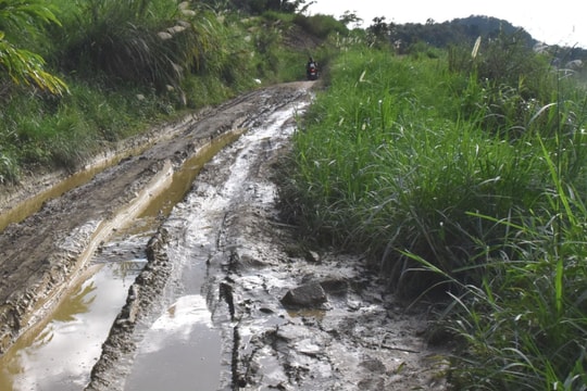 Dân bản Sa Lầy khổ vì đường cũng như tên