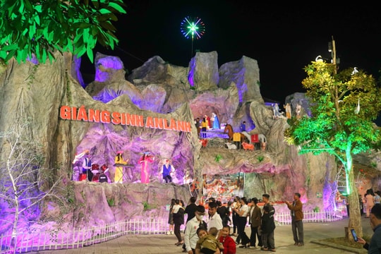 Hang đá độc đáo chào mừng Giáng sinh ở Giáo xứ Kẻ Gai