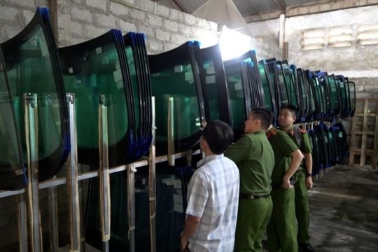 Triệt phá đường dây sản xuất kính ô tô giả nhãn mác thương hiệu nổi tiếng