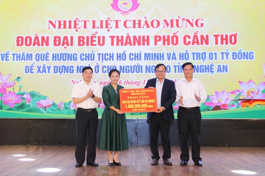 Đoàn công tác thành phố Cần Thơ trao hỗ trợ tỉnh Nghệ An 1 tỷ đồng xây dựng nhà ở cho người nghèo