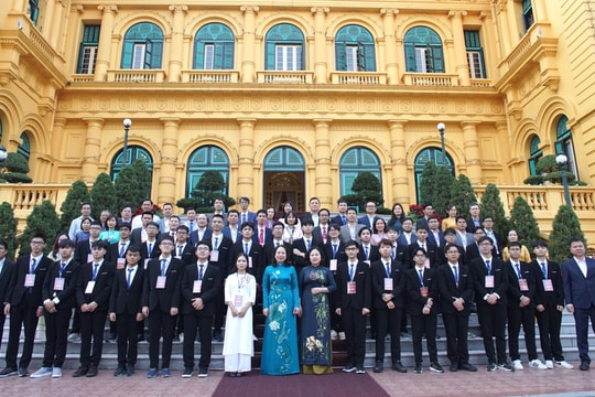 Cựu học sinh Trường THPT chuyên Phan Bội Châu được trao tặng Huân chương Lao động hạng Ba 